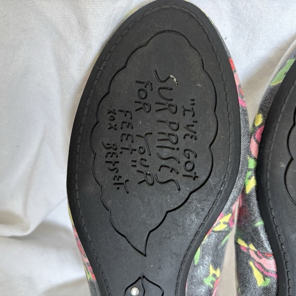 Betsy Johnson Size 8.5 Ballet Flats Casual Round Toe Roses Everyday Coquette - Picture 13 of 14